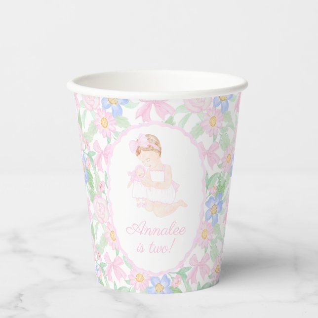 Preppy Grandmillennial Doland Me Pink Floral Pappbecher (Vorderseite)