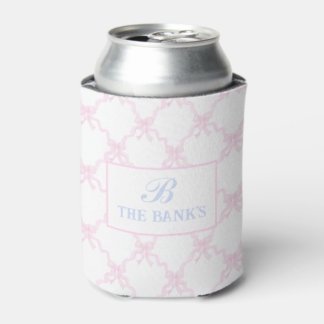 Preppy Grandmillennial Pink bow trellis Monogram Dosenkühler (Kanne Vorderseite)