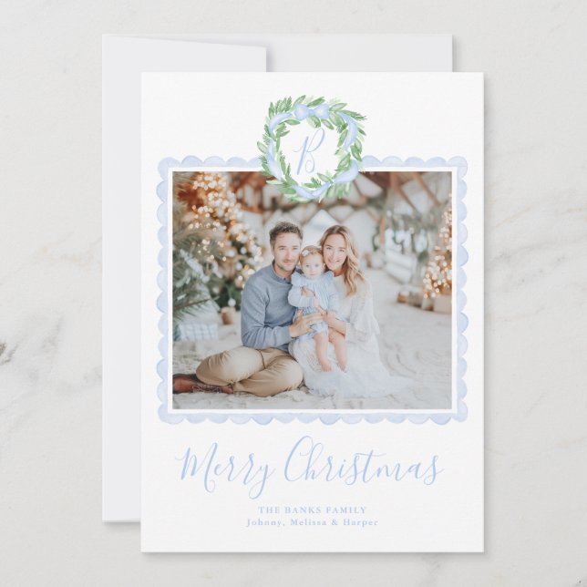 Preppy Grandmillennial Wreath Monogram Feiertagskarte (Vorderseite)
