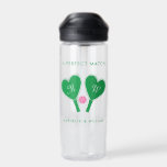 Preppy Green and Pink Wedding Pickleball Trinkflasche<br><div class="desc">Celebrate your love for one another and your love of pickleball at the same time with this personalized water bottle. It's perfect for bringing to the pickleball court with you and features illustrations of two heart-shaped pickleball paddles in green and a pink pickleball and is ready to be customized with...</div>