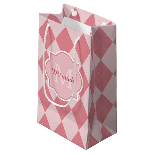 Preppy Light Pink Raute Girl Monogram Party Name Kleine Geschenktüte (Vorderseite Schrägansicht)