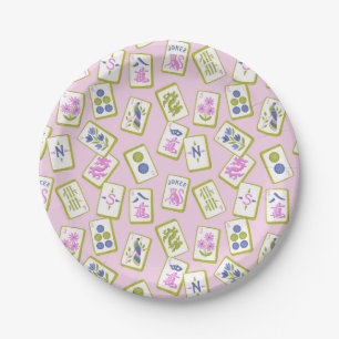 Preppy Mahjong-Steine auf pastellrosa Pappteller