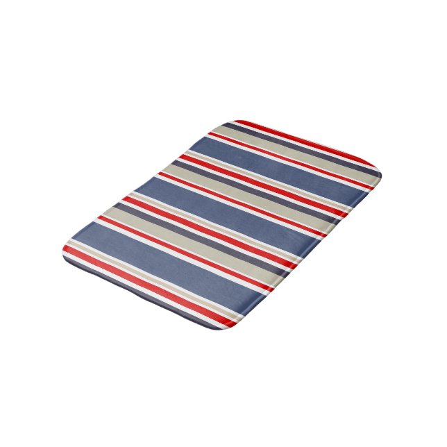 Preppy Maritime Stripe Red Blue Grey Beige Badematte (Schrägansicht)