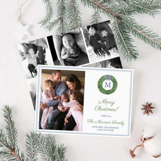 Preppy Monogram Wreath Foto Collage Weihnachten (Smart Boxwood wreath Merry Christmas Cards with monogram and family photo collage. )