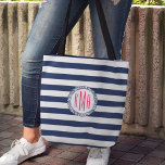 Preppy Nautical Navy Strip und Pink Monogram Tasche<br><div class="desc">Die klassische nautisch gestreifte Totttasche weist breite,  horizontale,  blau-weiße Streifen mit einem kreisförmigen Seil-Emblem auf,  das Ihr dreiteiliges Monogramm in hellen magentafarbenen Rosa hält. Personalisieren Sie Ihre Initialen mit den Feldern für eine lustige und funktionelle Tote-Tasche,  die einzigartig Ihrer ist!</div>