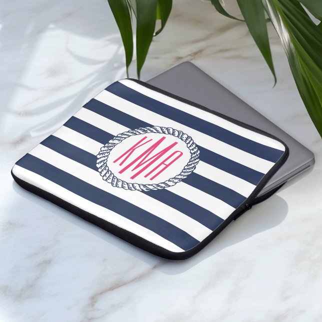 Preppy Nautical Navy & White Strip Pink Monogram Laptopschutzhülle (Von Creator hochgeladen)