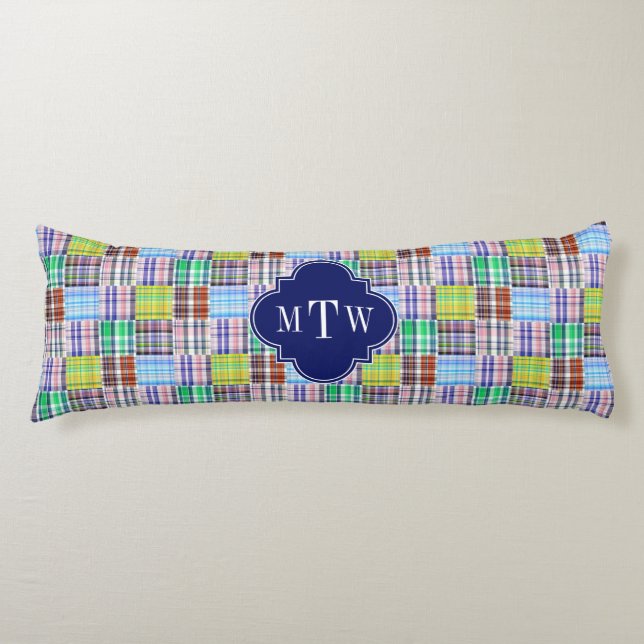 Preppy Patchwork Madras Navy Quatrefoil Monogram Seitenschläferkissen (Vorderseite)