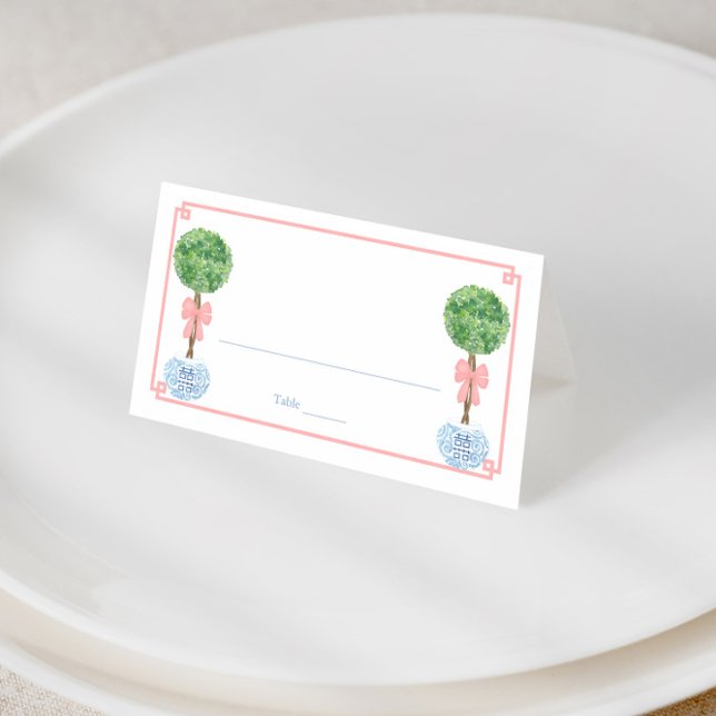 Preppy Pink Bow Topiary Girl Babydusche Brunch Platzkarte (Pink Greek Key border with boxwood topiary baby shower place cards)