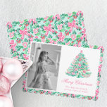 Preppy Pink & Green Palm Beach Weihnachtsbaum Feiertagskarte<br><div class="desc">PreppyPrint.com - Feiern Sie Weihnachten im Stil! Fügen Sie Ihre personalisierte Touch zu diesen Weihnachtskarten hinzu. Übertragen Sie dieses Design auch auf die Produkte Ihrer Wahl! Klicken Sie unter "Logo & Independent Creator Mark" auf "Entfernen von der Rückseite der Karte", um den QR-Code von der Rückseite der Karte zu entfernen....</div>