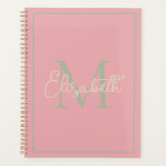 Preppy Pink Sage Green und Creme Monogram Planer<br><div class="desc">Dieser einfache und moderne Kalender-Planer verfügt über ein prächtiges Monogramm in weichen Farbtönen von Salbei grün und Creme auf Rosa, das Sie mit Ihrer Wahl des Namens und des Initials personalisieren können.</div>