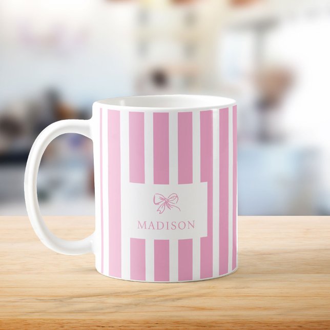 Preppy Pink Stripes & Bow Individuelle Name Kaffeetasse (Von Creator hochgeladen)