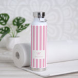 Preppy Pink Stripes & Bow Individuelle Name Trinkflasche<br><div class="desc">Bleibe so niedlich wie möglich hydriert! Diese rosa gestreifte Wasserflasche mit einem dünnen Bogen und Ihrem Namen verleiht Ihrem Alltag großen Charme. Also magst du!</div>