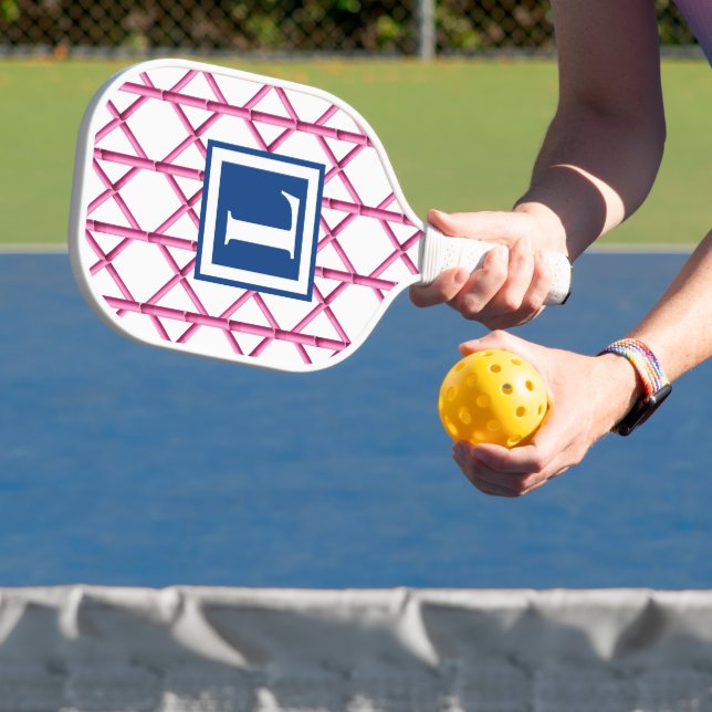 Preppy Pink Trellis Bamboo Muster Monogram Pickleball Schläger (InSitu)