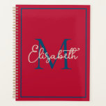 Preppy Red Navy Blue und Creme Monogram Planer<br><div class="desc">Dieser einfache und moderne Kalender-Planer verfügt über ein präppiges Monogramm in Marineblau- und Cremetönen auf Rot, das Sie mit Ihrer Wahl des Namens und des Initials personalisieren können.</div>