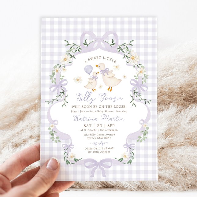 Preppy Silly Goose Purple Bow Girl Baby Shower Einladung (Von Creator hochgeladen)