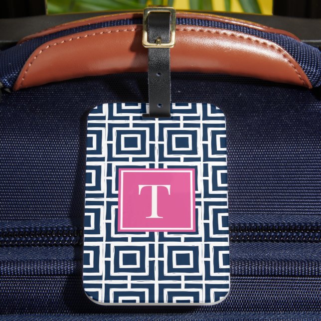 Preppy Square Lattice Monogram – Navy & Hot  Pink Gepäckanhänger (Vorderseite Insitu 2)