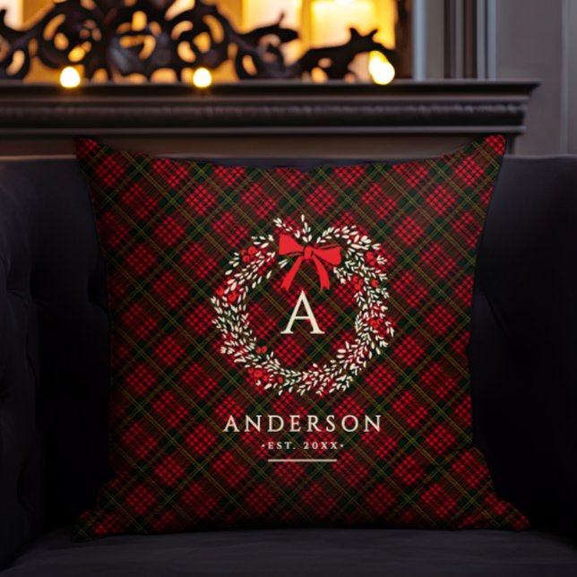 Preppy Tartan Holiday Wreath Monogramm und Name Kissen (Von Creator hochgeladen)