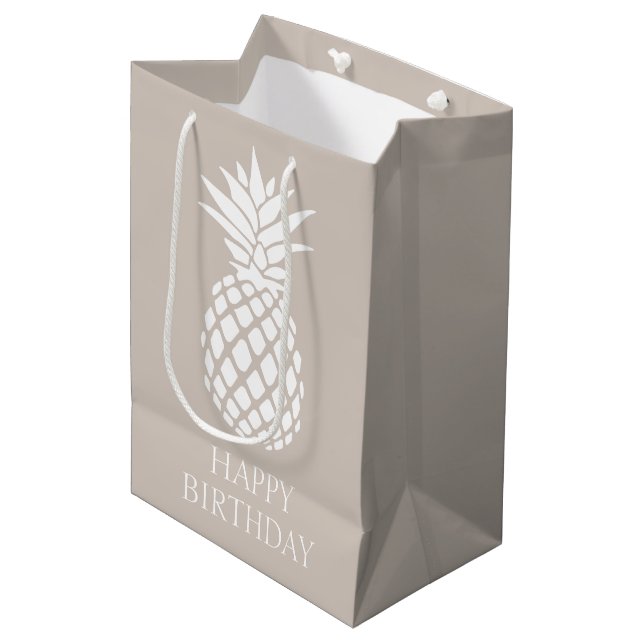 Preppy White Pineape auf Beige Mittlere Geschenktüte (Vorderseite Schrägansicht)