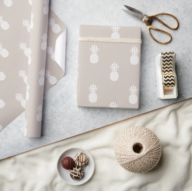 Preppy White Pineapels auf Beige Geschenkpapier (Kunsthandwerk)