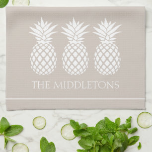 Preppy White Pineapels auf Beige Geschirrtuch