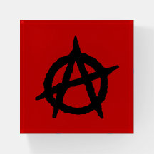 Symbole d'anarchie noire sur rouge