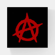 Symbole d'anarchie rouge sur fond noir