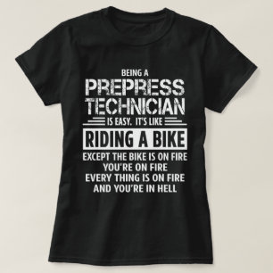 Pressen Sie Techniker vor T-Shirt