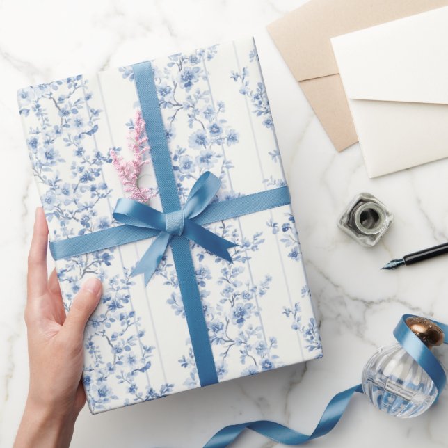 Pretty Blue White Floral Bridal Shower  Geschenkpapier (Schenken)