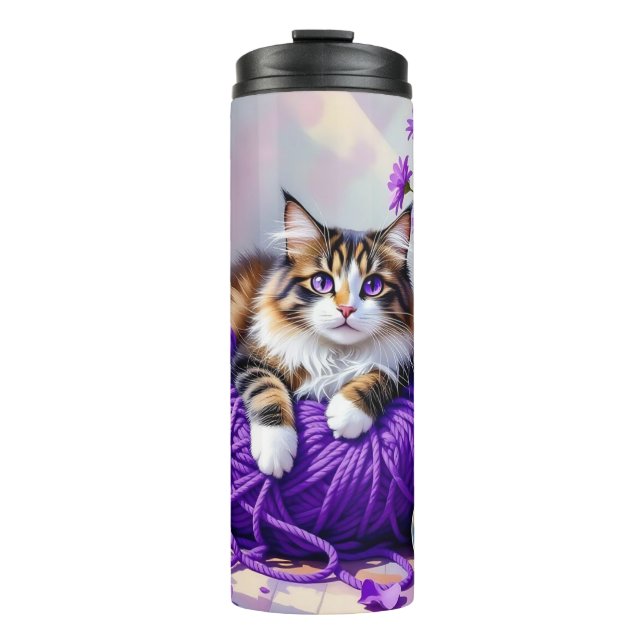 Pretty Cat with Purple Flowers and Yarn   Thermosbecher (Vorderseite)