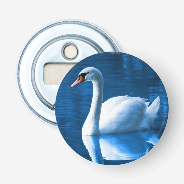 Pretty white swan floating on blue lake flaschenöffner (Vorderseite)