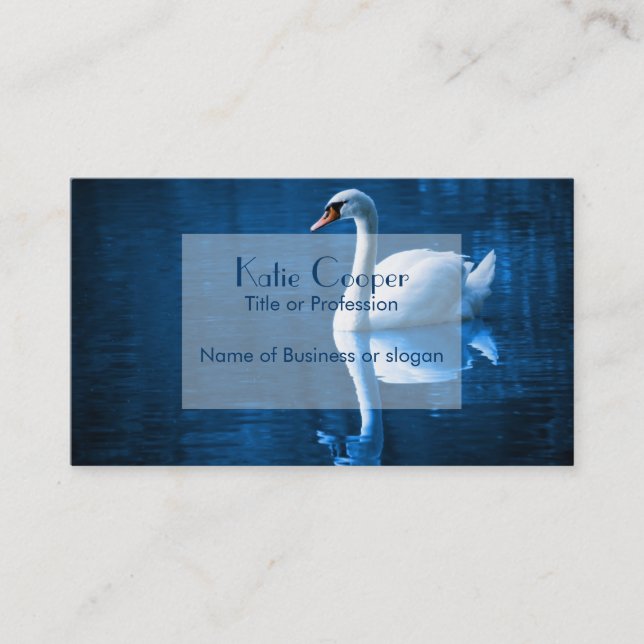 Pretty white swan floating on blue lake visitenkarte (Vorderseite)