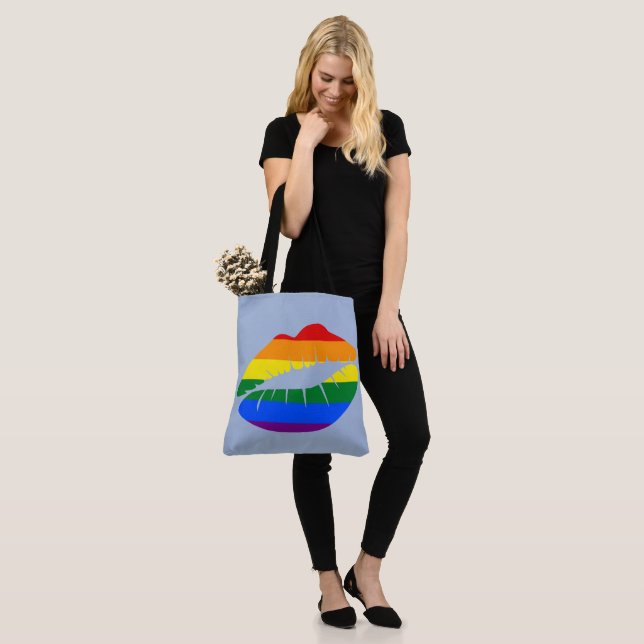 Pride Kiss Tasche (Am Model)