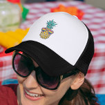 Pride Pineaple Rainbow Flag Sonnenbrille Truckerkappe<br><div class="desc">Tragen Sie Ihren Stolz auf diesen phantastischen Hut mit einer tropischen Ananas-Illustration,  die eine herzförmige Sonnenbrille trägt,  in der sich die Fahnenlinsen mit Regenbogenfarben befinden.</div>