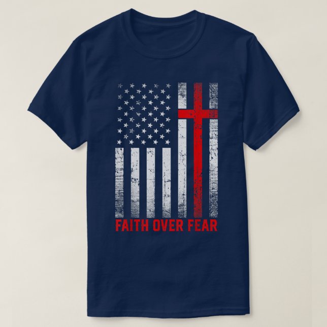 Pride US Flag America Faith Over Fear Prayer Men W T-Shirt (Design vorne)