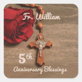 Priester 5. Ordination Jubiläum Rose und Rosary Quadratischer Aufkleber