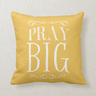 Priez le grand coussin jaune d'accent