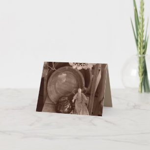 Primitif recueillant la carte et l'enveloppe de