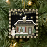Primitive Country Christmas Cottage with Snowman Keramikornament<br><div class="desc">Primitive Country Christmas Cottage with primitive snowman. This country cottage is all decked out for the holidays with a Christmas tree,  primitive snowman,  christmas wreaths. A string of lit vintage string lights hangs overhead. Ornament is personalized. This adorable ornament would make a lovely gift.</div>