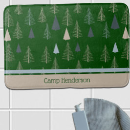 Primitive Kiefern auf grünen Flächen Badematte