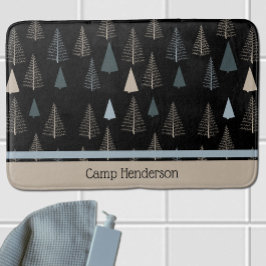 Primitive Kiefern auf schwarz Badematte