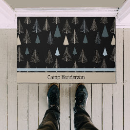 Primitive Kiefern auf schwarz Fußmatte