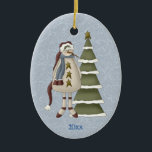Primitive Snowman Keramik Ornament<br><div class="desc">Dieser süße, primitive Schneemann hat eine lange Weihnachtsmannmütze auf, Sterne für Knöpfe und einen schönen warmen Schal. Er ist stehend neben einem schneebedeckten Baum vor einem Hintergrund blauer Wirbel. Die Rückseite des Ornaments hat den gleichen blauen Wirbel Hintergrund und kann personalisiert werden, da es vollständig anpassbar ist.</div>