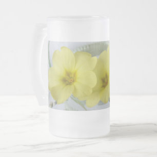 primrose dans une tasse de café