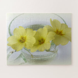 Primrose in einer Kaffeetasse