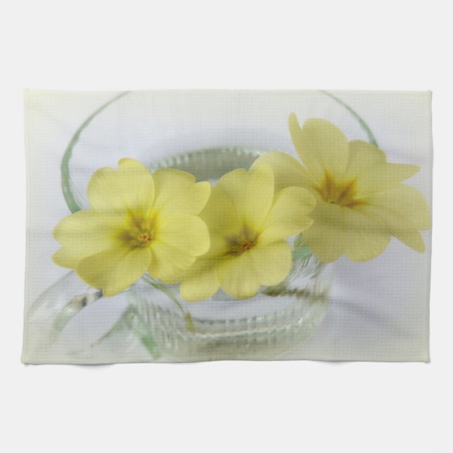 Primrose in einer Kaffeetasse Geschirrtuch (Horizontal)