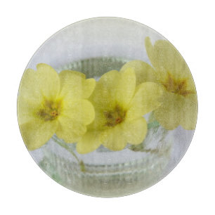 Primrose in einer Kaffeetasse Schneidebrett