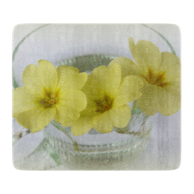 Primrose in einer Kaffeetasse Schneidebrett (Vorderseite)