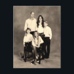 Prince William und Familie Dec 2023 stilisiert Postkarte<br><div class="desc">Familienportrait von Prinz William und Prinzessin Catherine mit ihren drei Kindern,  George,  Charlotte und Louis aufgenommen 2023</div>
