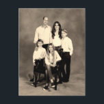 Prince William und Familie Dec 2023 stilisiert Postkarte<br><div class="desc">Familienportrait von Prinz William und Prinzessin Catherine mit ihren drei Kindern,  George,  Charlotte und Louis aufgenommen 2023</div>