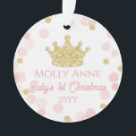Princess Baby's 1. Christmas Pink Gold Foto Ornament<br><div class="desc">Dieses Foto Baby Mädchen Design verfügt über eine glitzernde Prinzessin Kronen durch weiche rosa und goldene Glitzer Konfetti Punkte betont. Klicken Sie auf die Schaltfläche Anpassen für mehr Flexibilität beim Hinzufügen Ihres eigenen Textes! Variationen dieses Designs, zusätzliche Farben sowie koordinierende Produkte sind in unserem Shop, zazzle.com/store/doodlelulu verfügbar. Kontaktieren Sie uns,...</div>